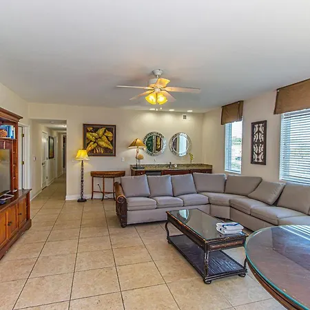 Ocean Breeze Luxury Villas 2C Across The Street From The Ocean! Sleeps 20 Guests